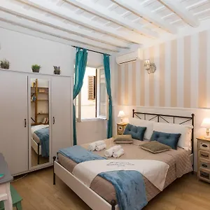  Holiday home Boutique Domus Navona Librari